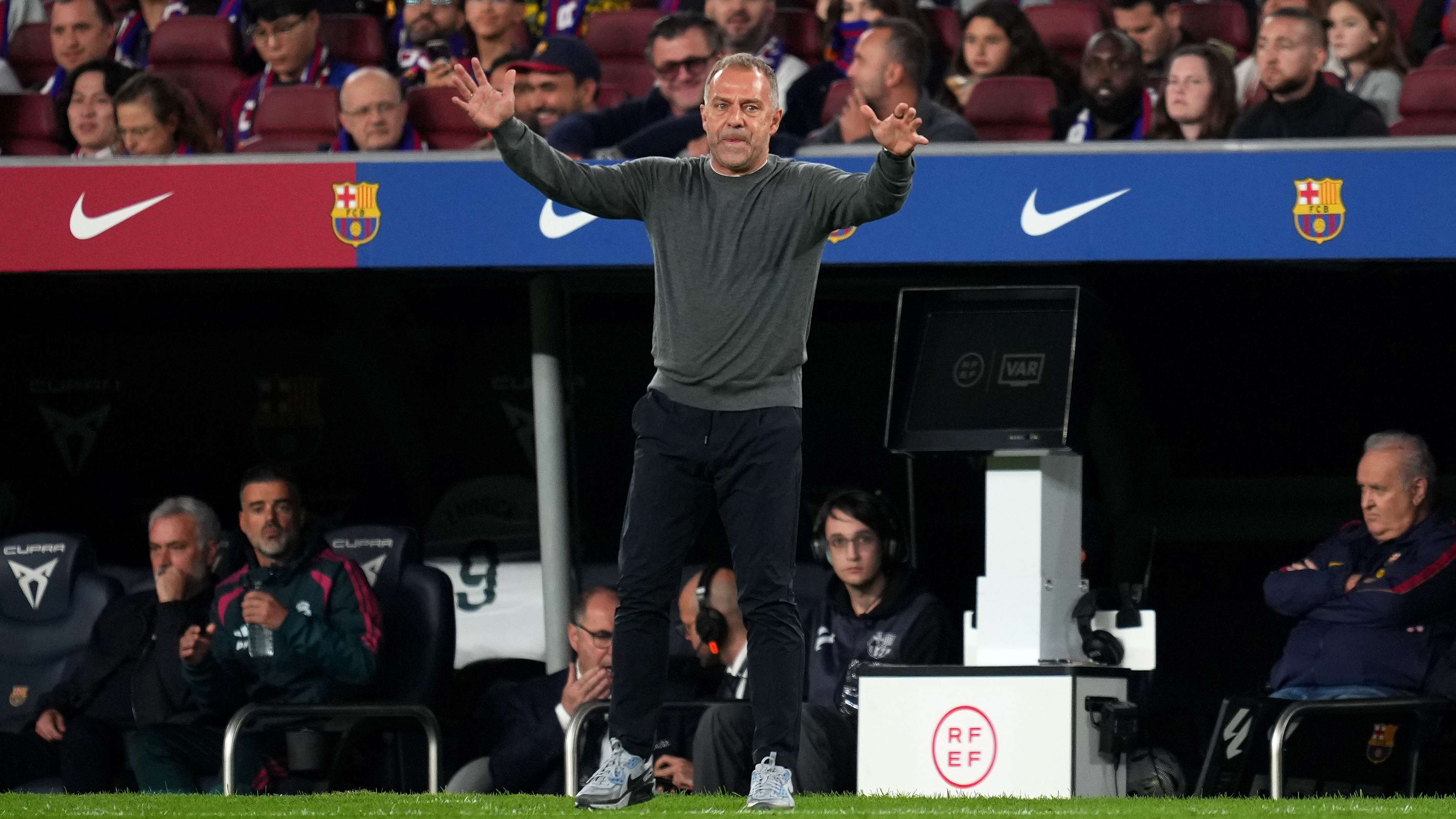 برشلونة ضد ريال مدريدفكرة جديدة من فليك.. الكلاسيكو يمنح نجم برشلونة فرصة العمررافضًا الاستسلام.. رحلة البحث عن قبلة الحياة في مركز جديد14:5627 أكتوبر 2026