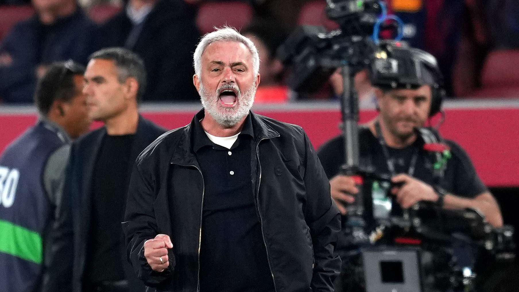 برشلونة ضد ريال مدريدلدغة مبابي تجبر مورينيو على القفز من دكة الريال18:3125 أكتوبر 2026