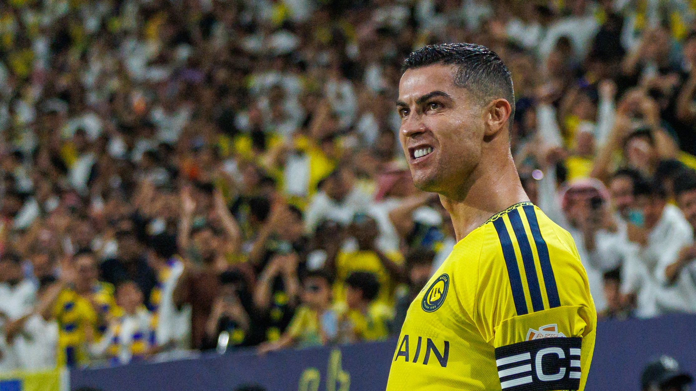 فيديو: لاعب سعودي سابق يفاجئ رونالدو بطلب صادم!
