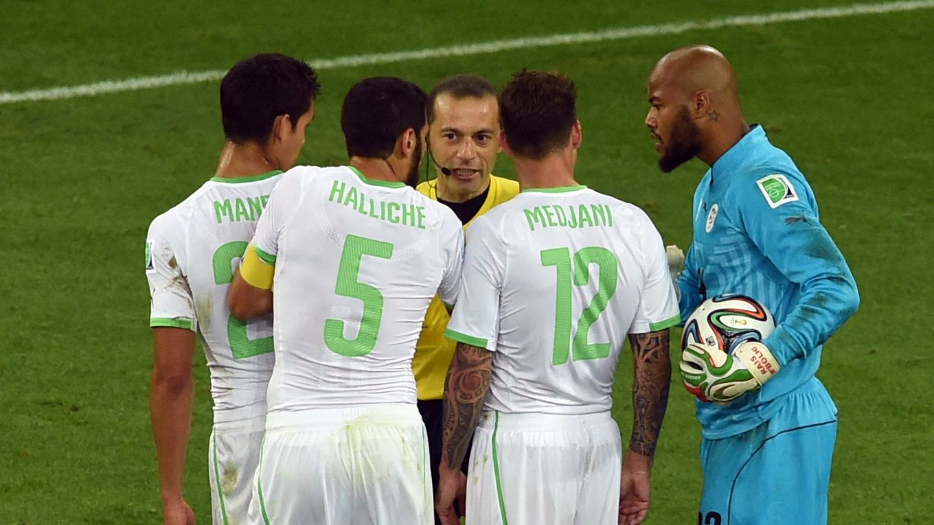 على الهواء.. مشادة ساخنة بين نجم الجزائر السابق ومحلل المغرب