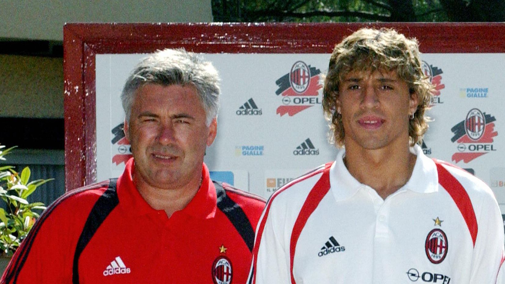Argentinean striker Hernan Crespo (R) po