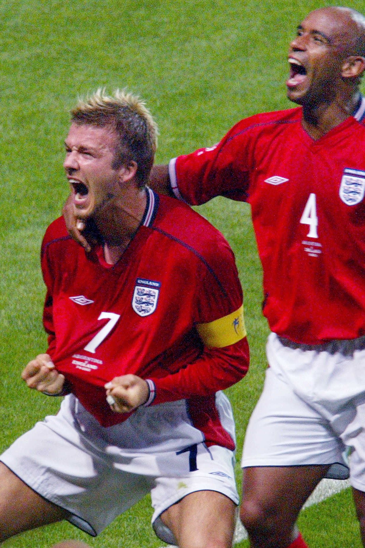 English midfielder David Beckham (L) and his teamm