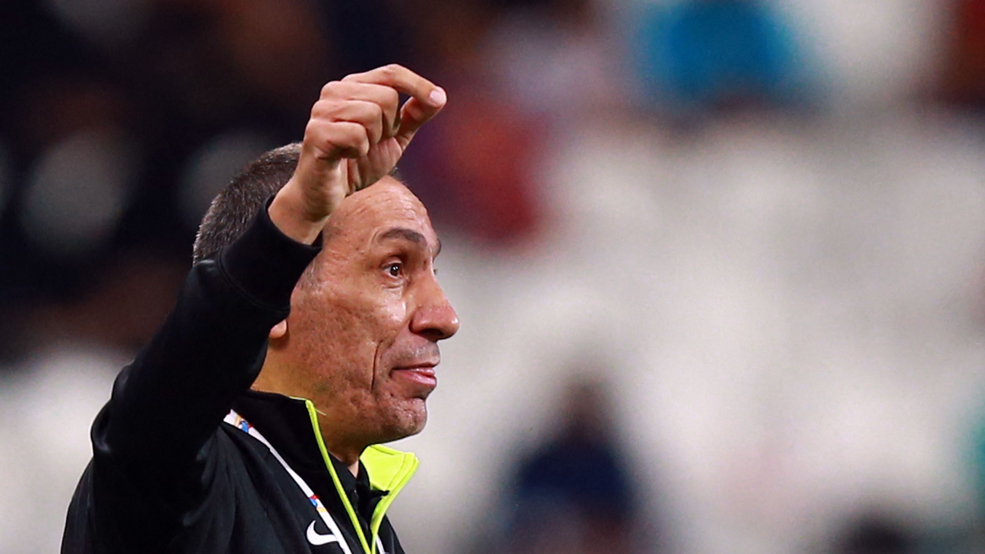 بعد ورطة المنتخب السعودي.. مدرب تاريخي بالبريميرليج يخلف دونيس في الخليج