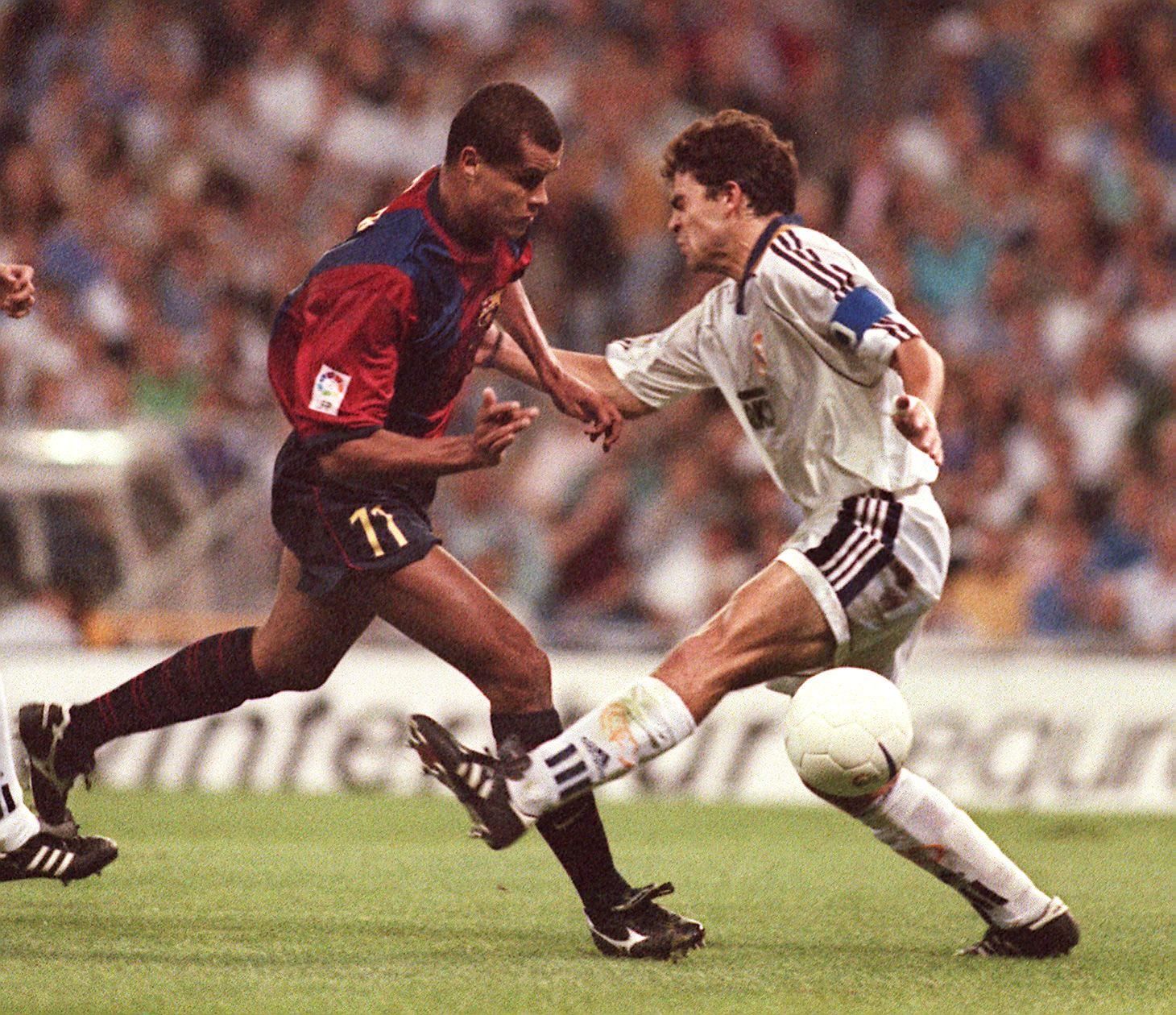 Brazilian of FC Barcelona Rivaldo (L) and Spanish