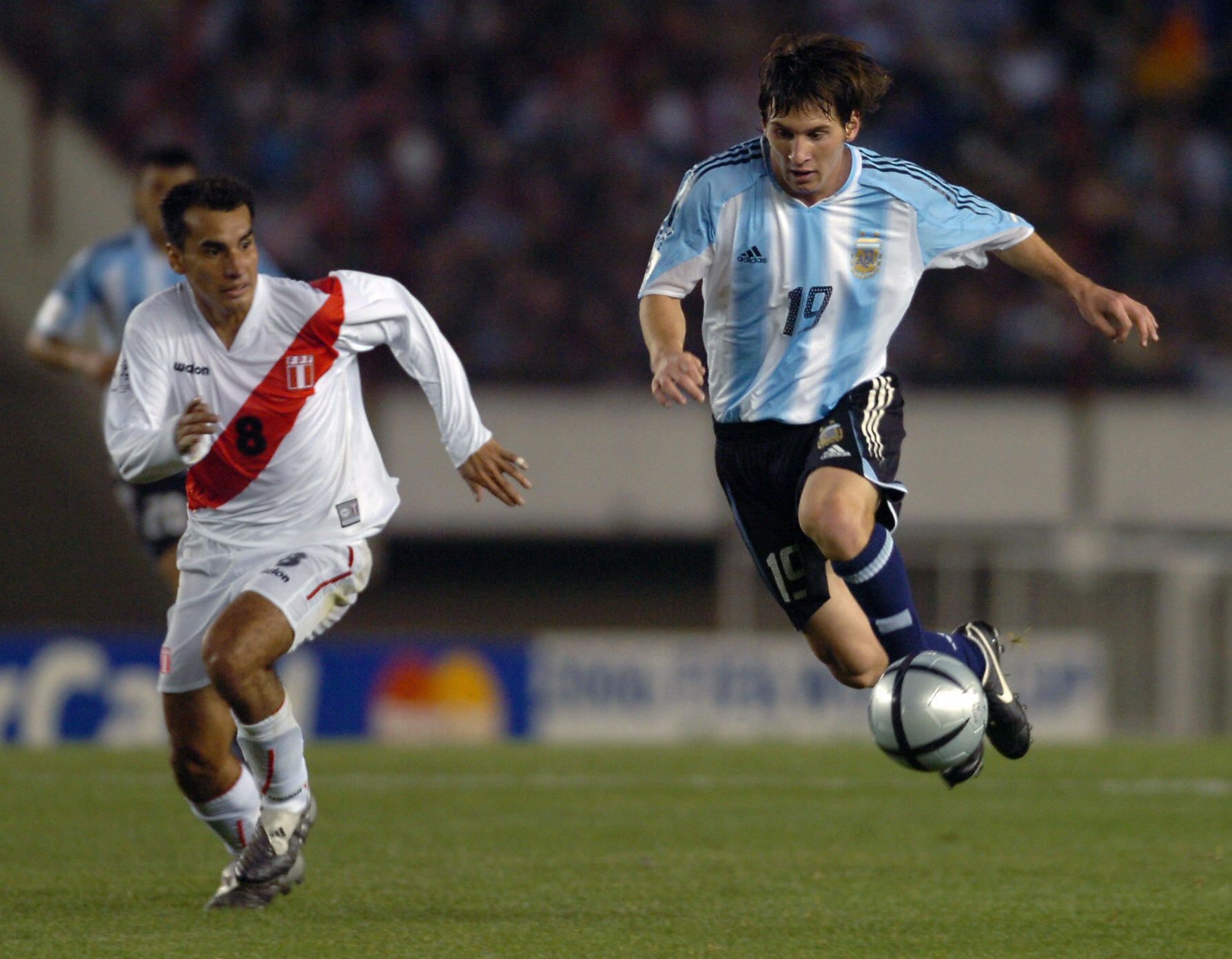 Argentine Lionel Messi (D) vies for the