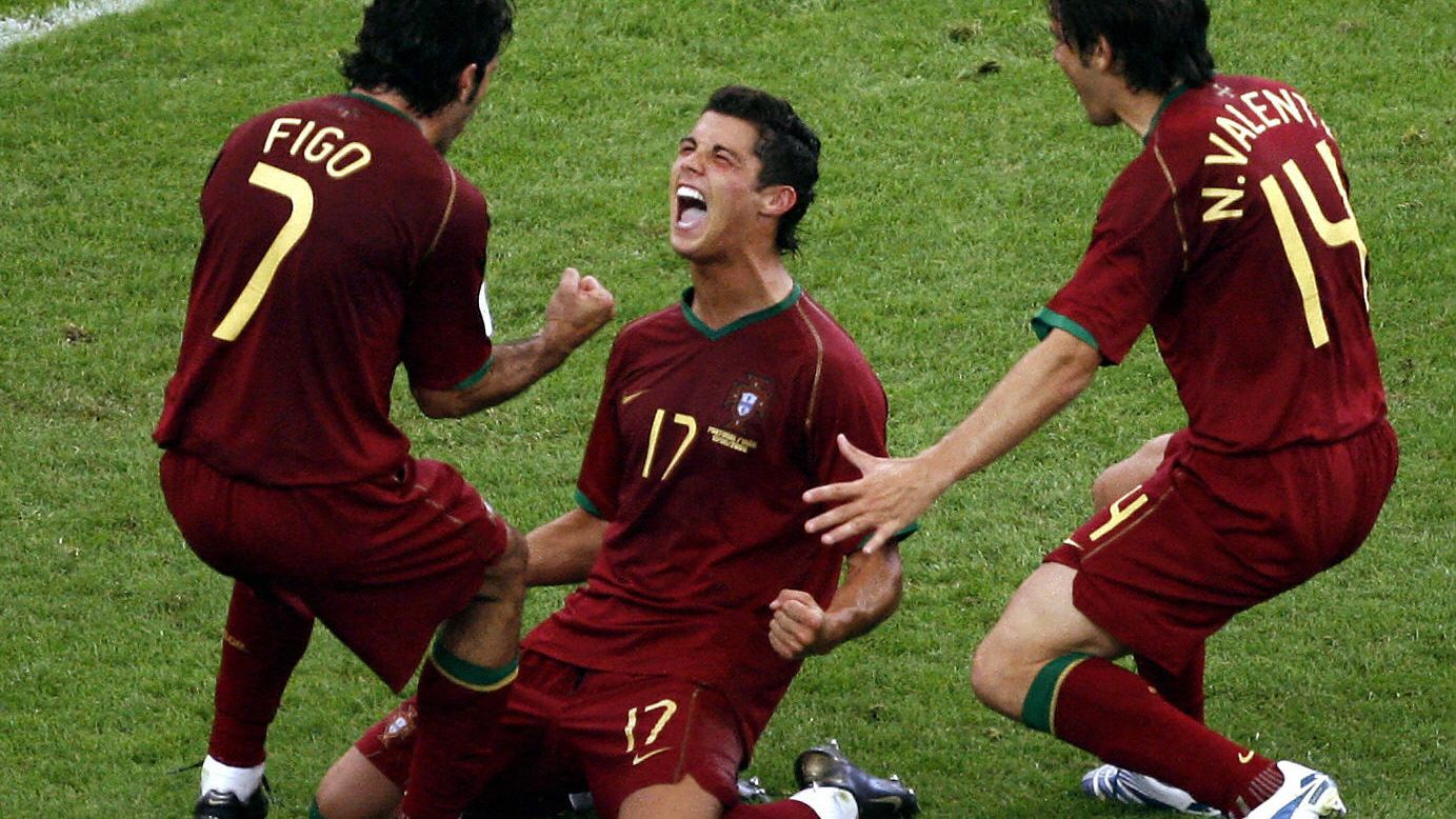 Portuguese forward Cristiano Ronaldo (C)