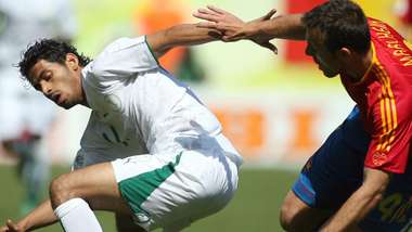 Saudi forward Saad al-Harthi (L) is chal