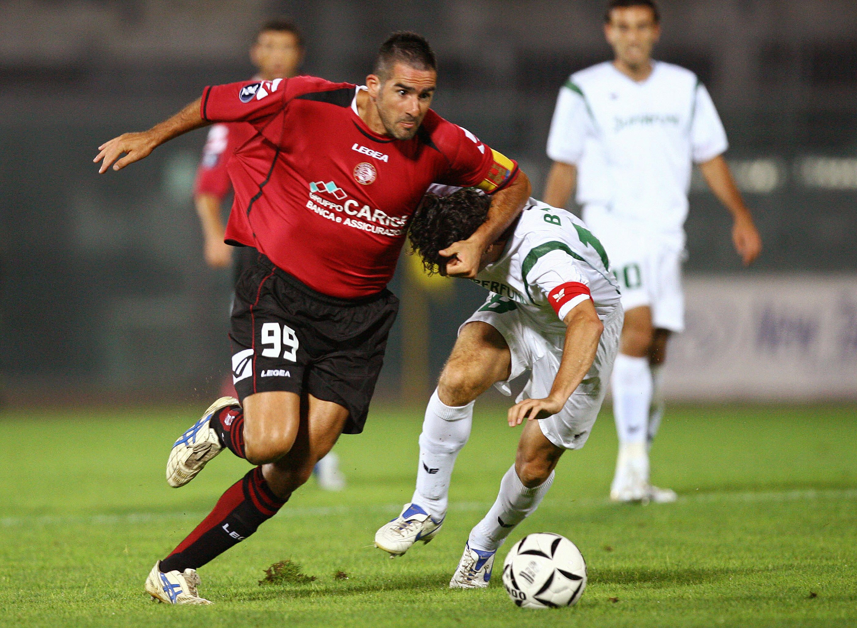SV Pasching's defender Michael Baur (R)