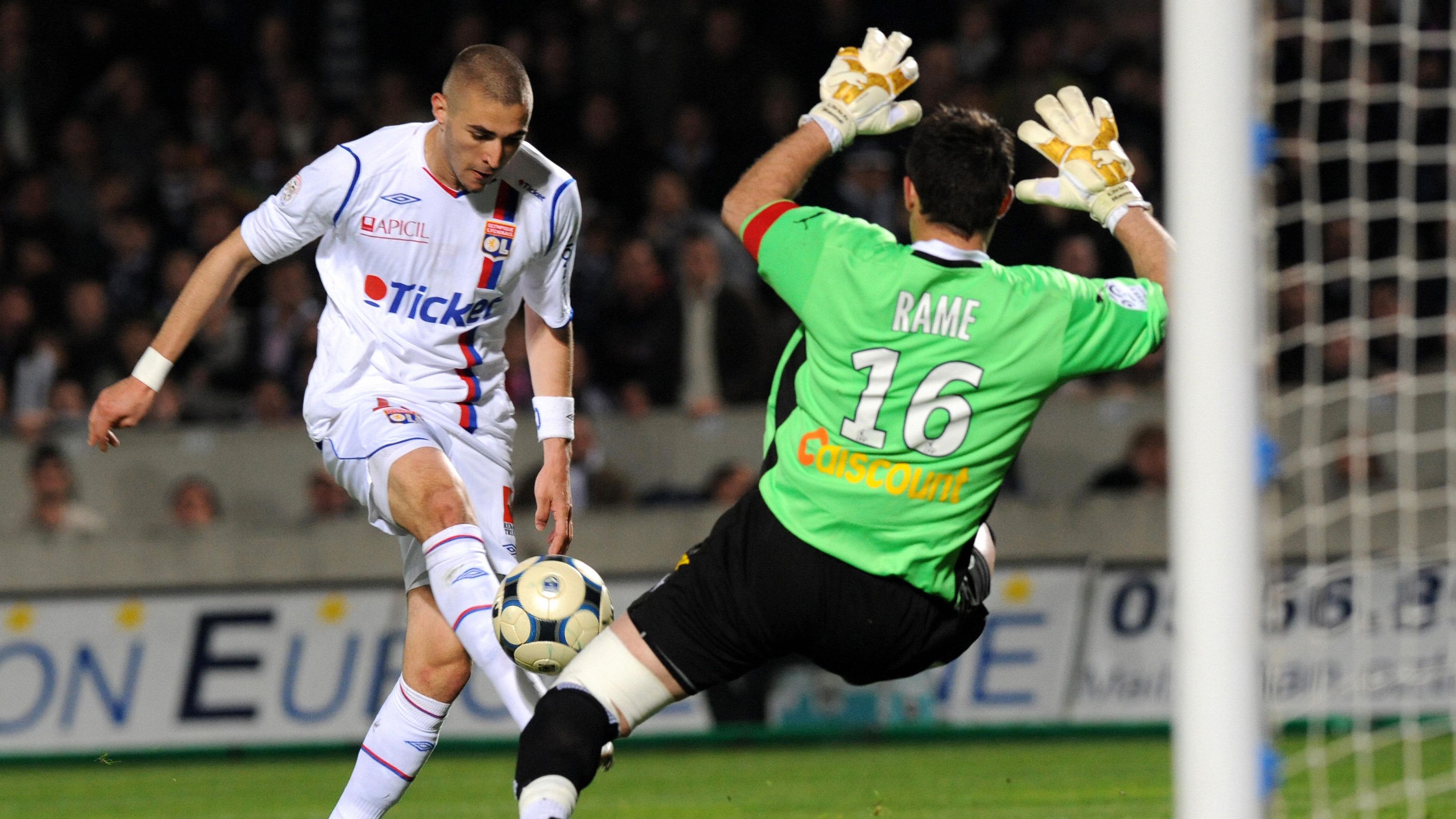 Bordeaux' goalkeeper Ulrich Rame (R) vie