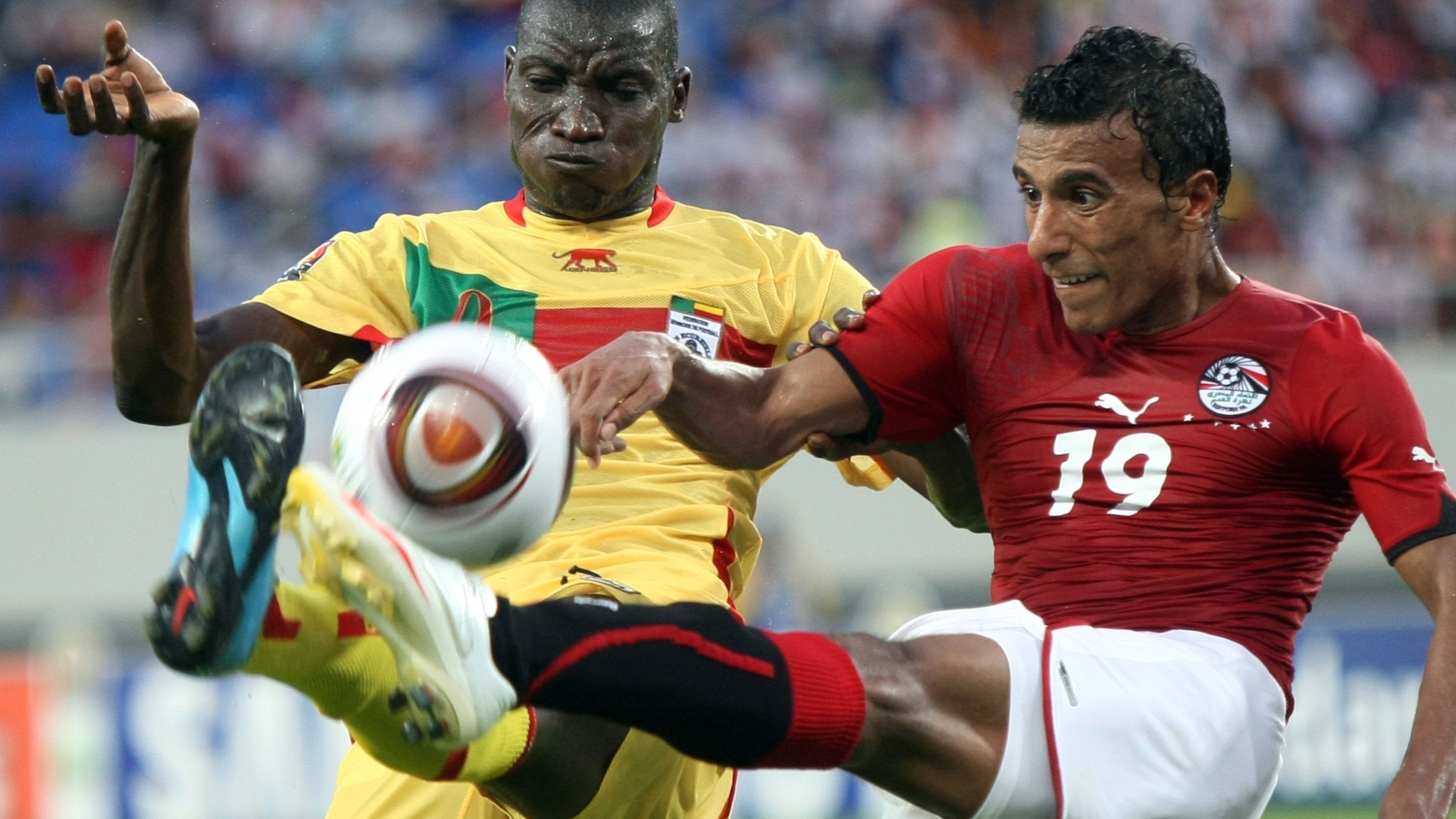 Mohamed Abe El- Shafi (R) of Egypt vies