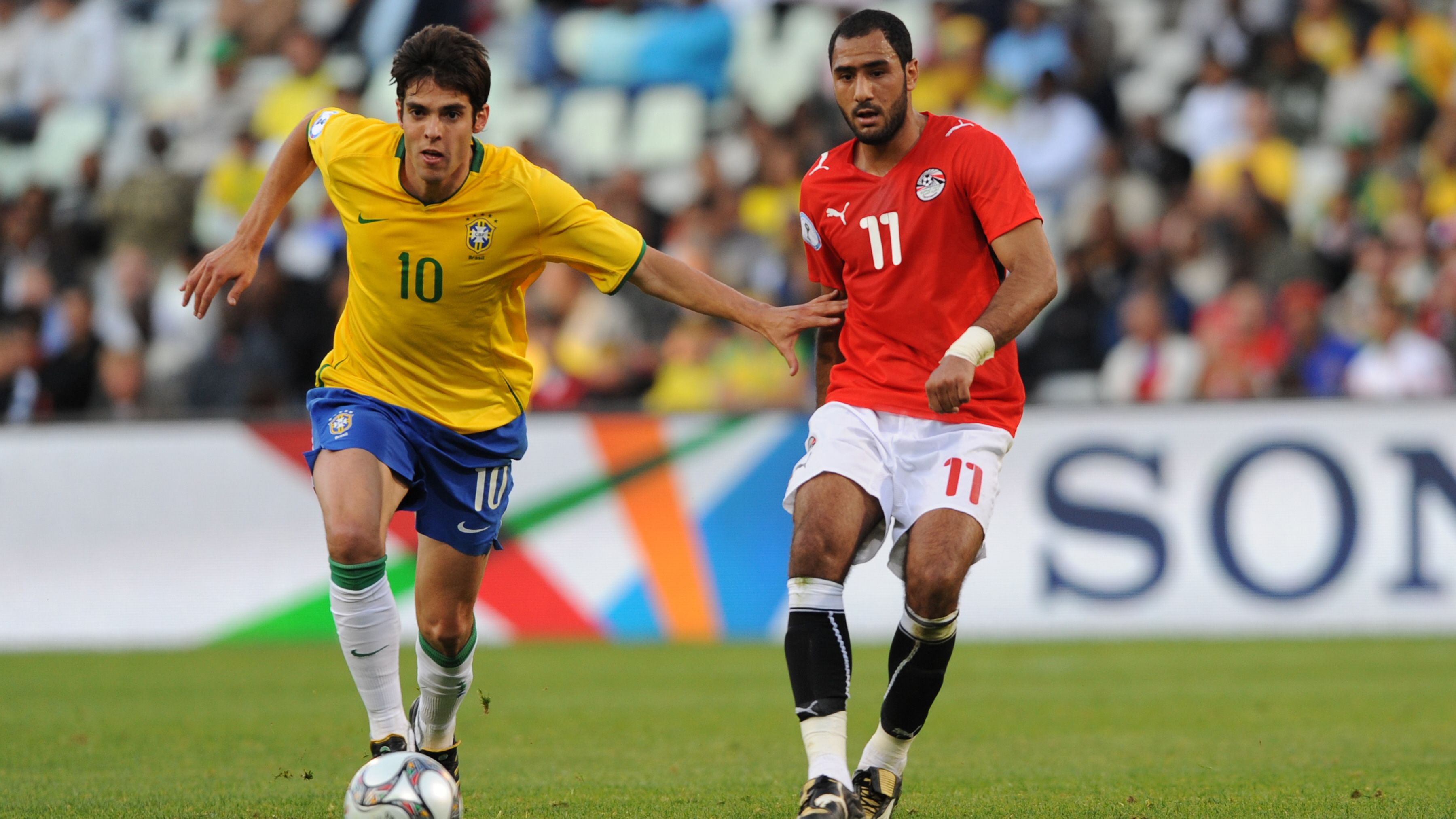 Egyptian midfielder Mohamed Shawky (R) f
