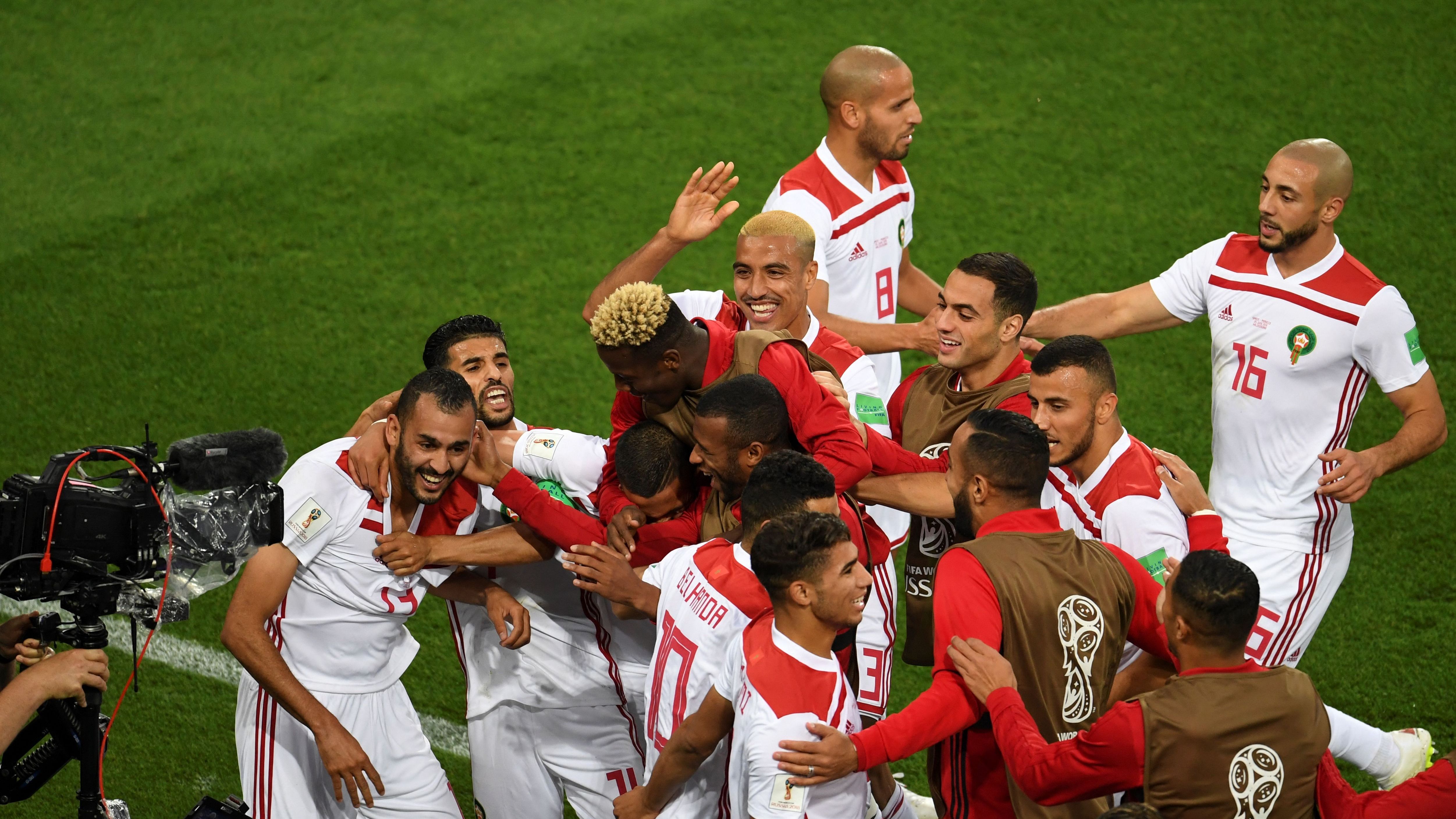 نجم منتخب المغرب يعلق حذاءه