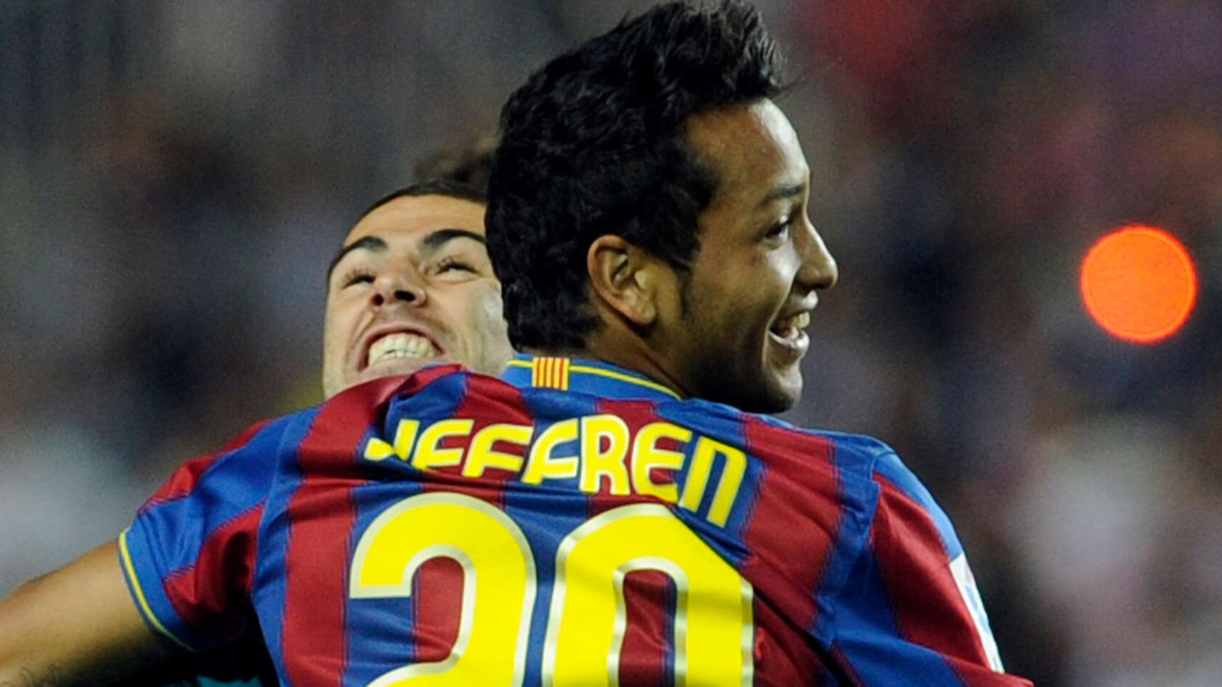 Barcelona's goalkeeper Victor Valdes (L)