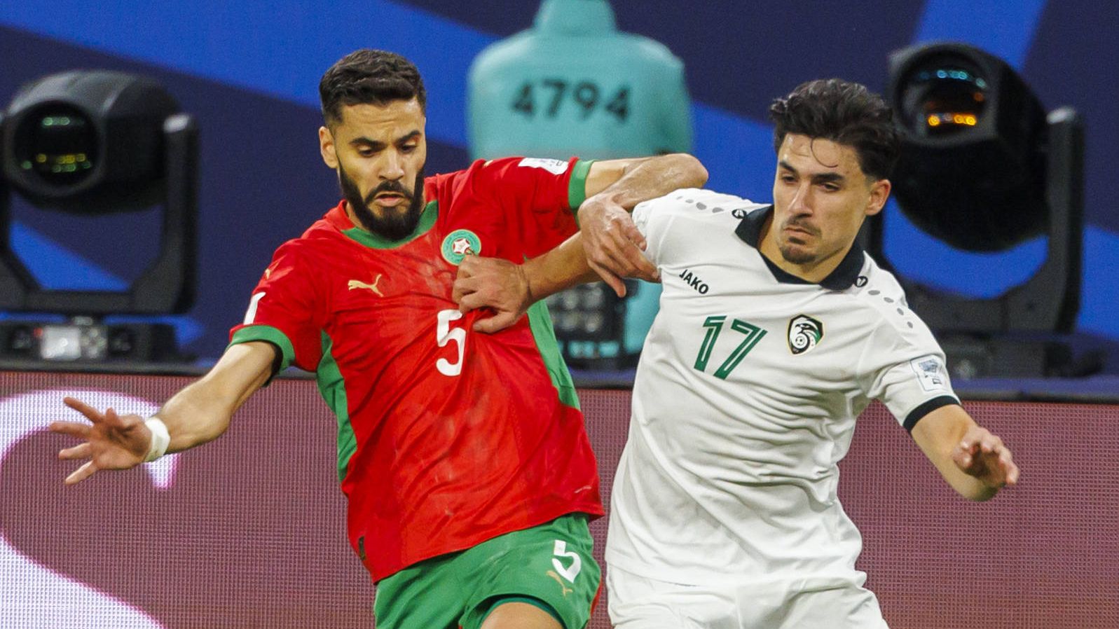 بعد اعتراف وكيله.. خبير قانوني يكشف لكووورة: هل يحق لنجم المغرب تمثيل منتخب مصر؟