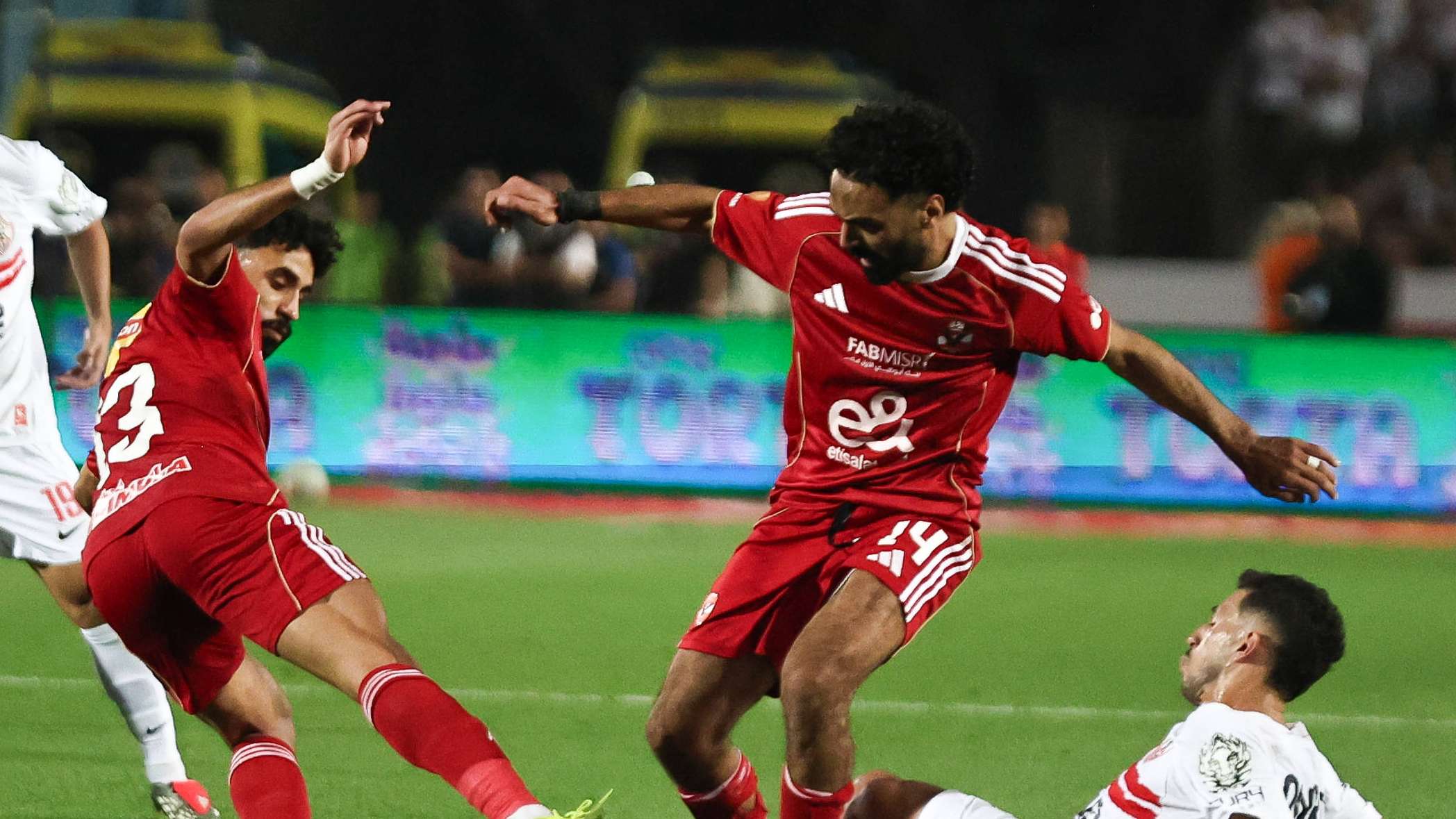 الأهليالذكاء الاصطناعي يجيب: ما النتيجة المتوقعة لقمة الأهلي والزمالك؟إثارة الديربي لا تنتهي03:5511 أكتوبر 2026