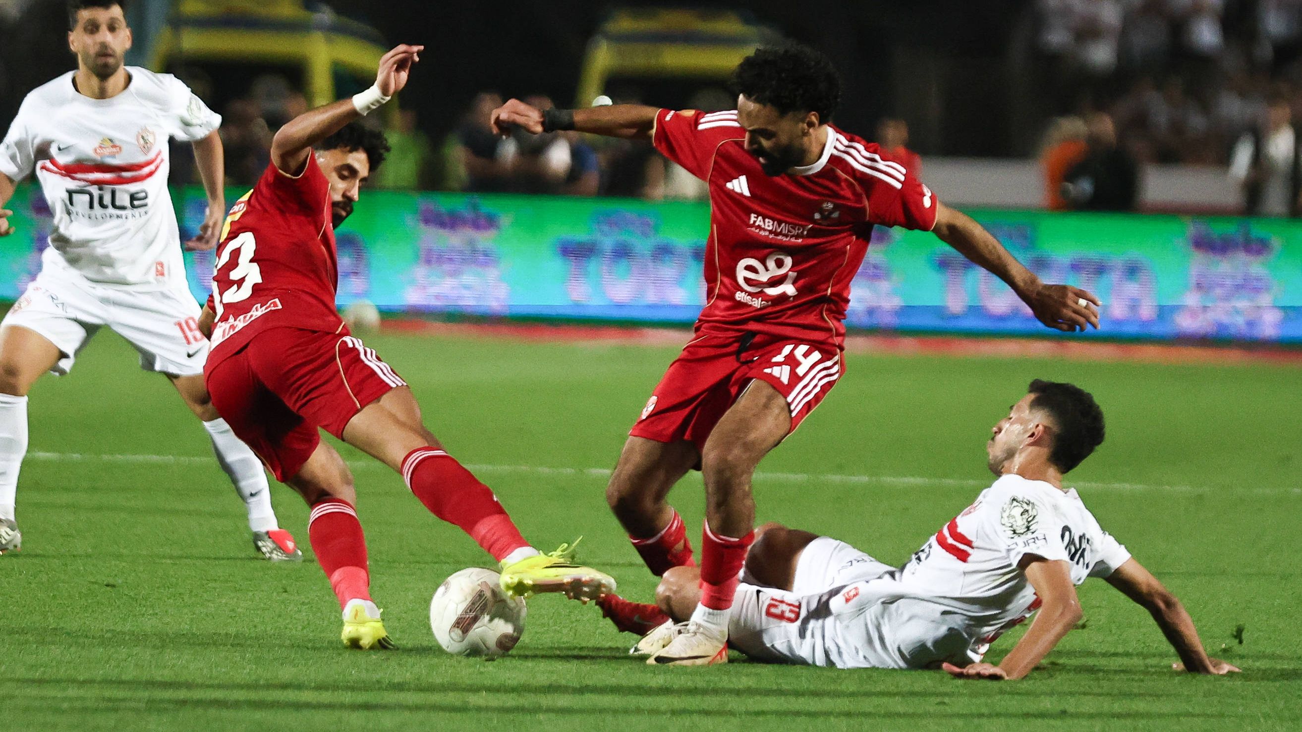 ما القنوات الناقلة لمباراة الزمالك والأهلي في الدوري المصري 2026-2027؟ وكيف تشاهدها عبر الإنترنت؟