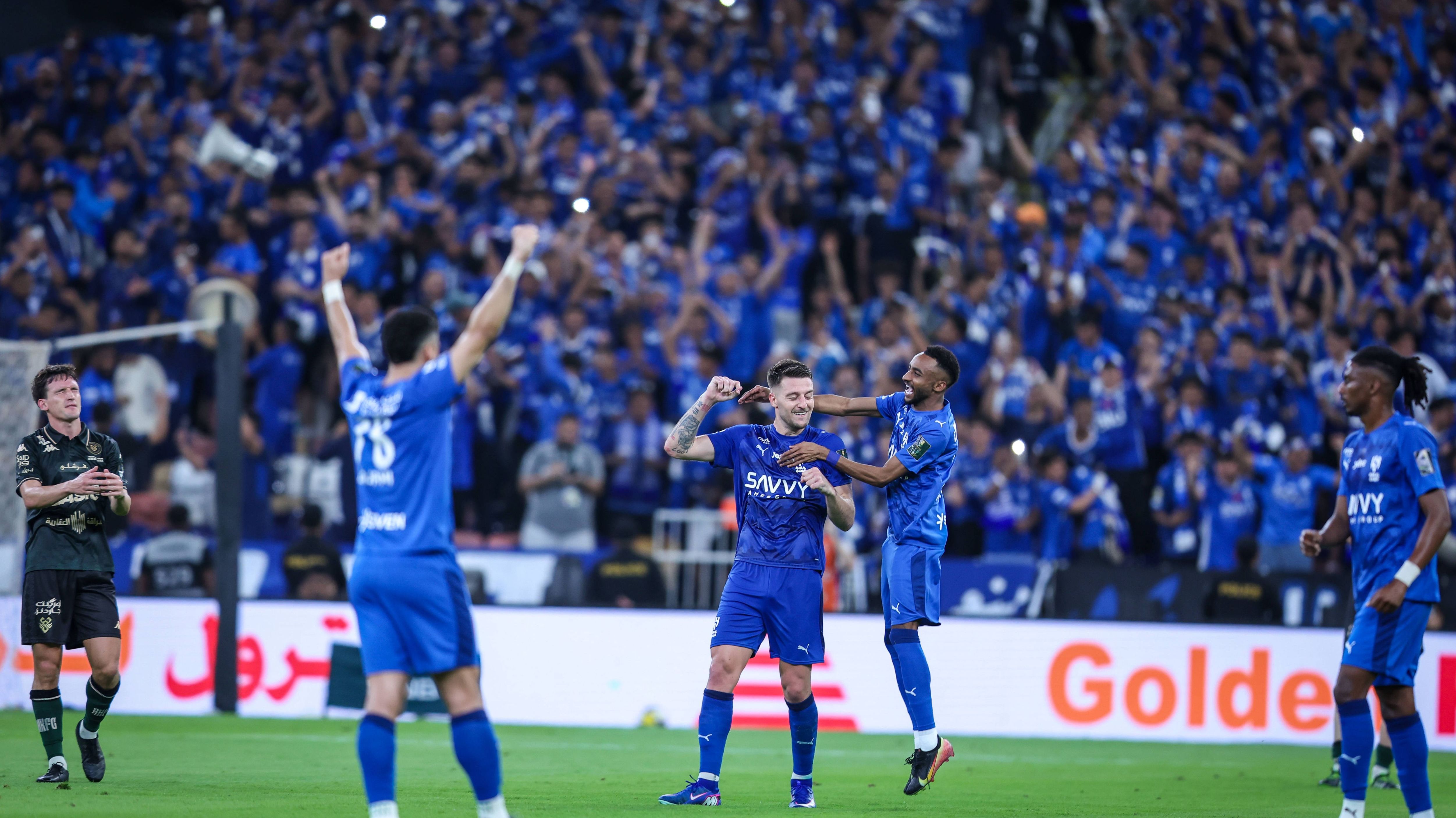 ملك الاحتراف.. الهلال في كفة والنصر والاتحاد والأهلي بأخرى!