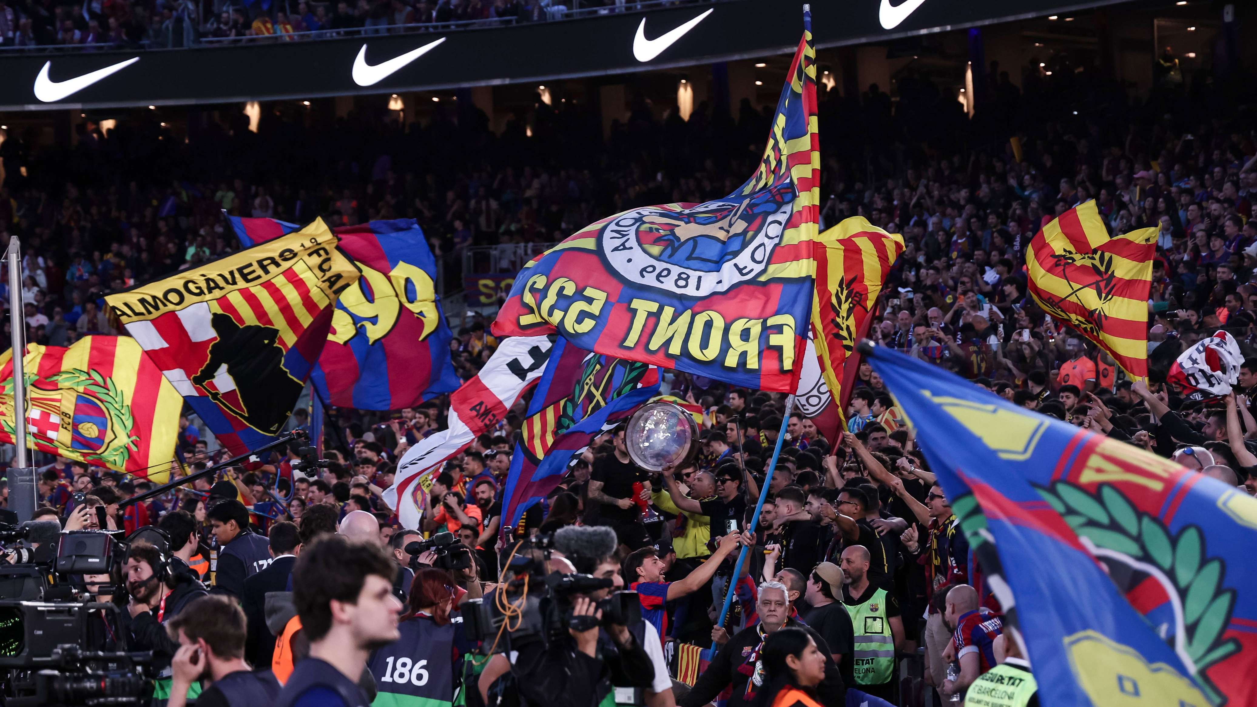 الدوري الإسبانيكلاسيكو الرديف.. برشلونة يفسد انتفاضة ريال مدريد15:1818 أكتوبر 2026