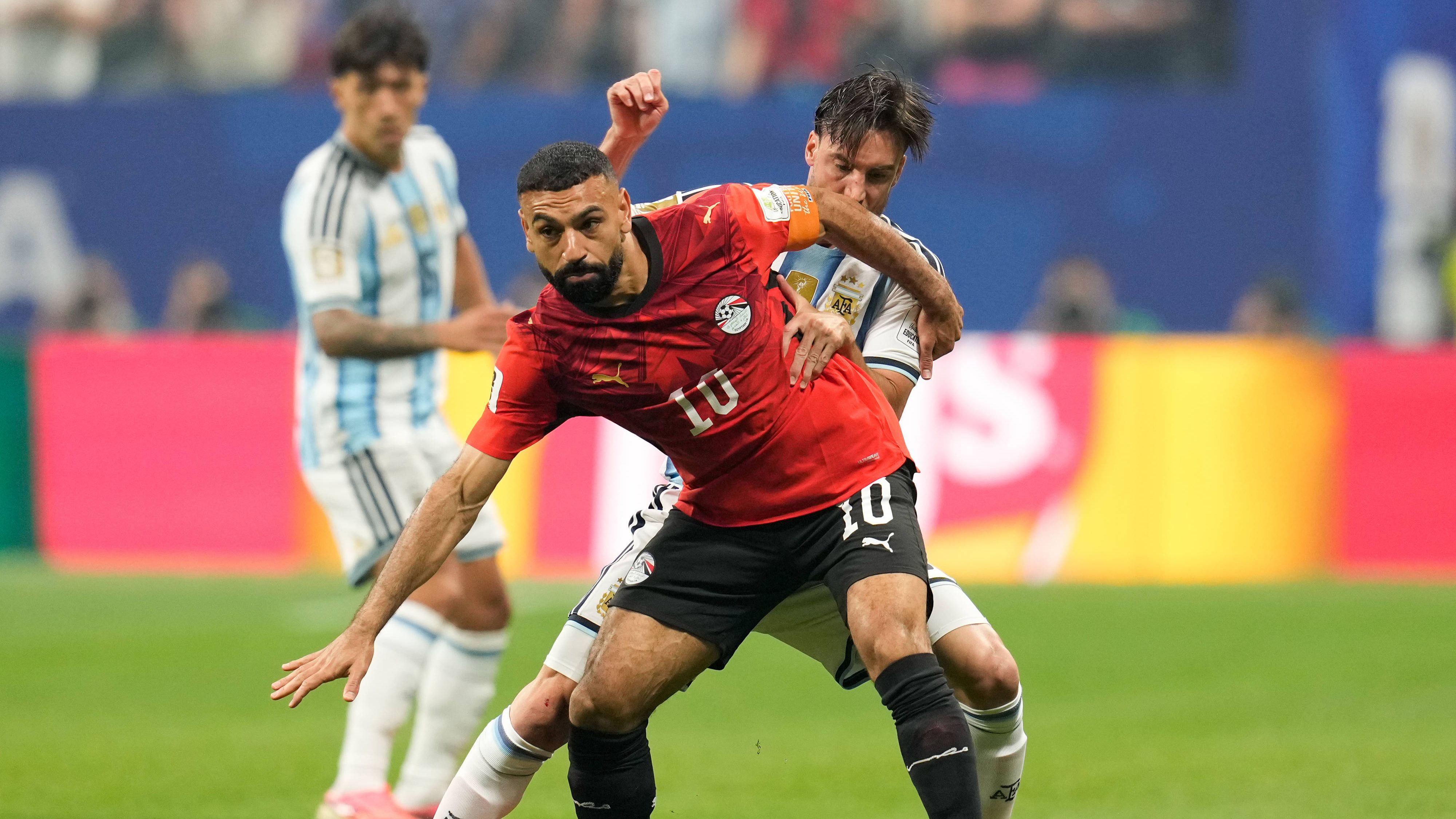 وكيله استلم العقود.. وجهة محمد صلاح المقبلة تتغير في اللحظات الأخيرة