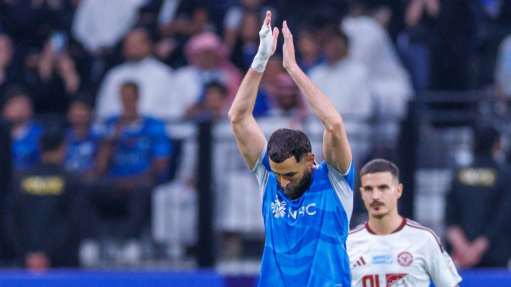 بلحظة غضب.. بنزيما يشعل أول أزمة في موسم الهلال