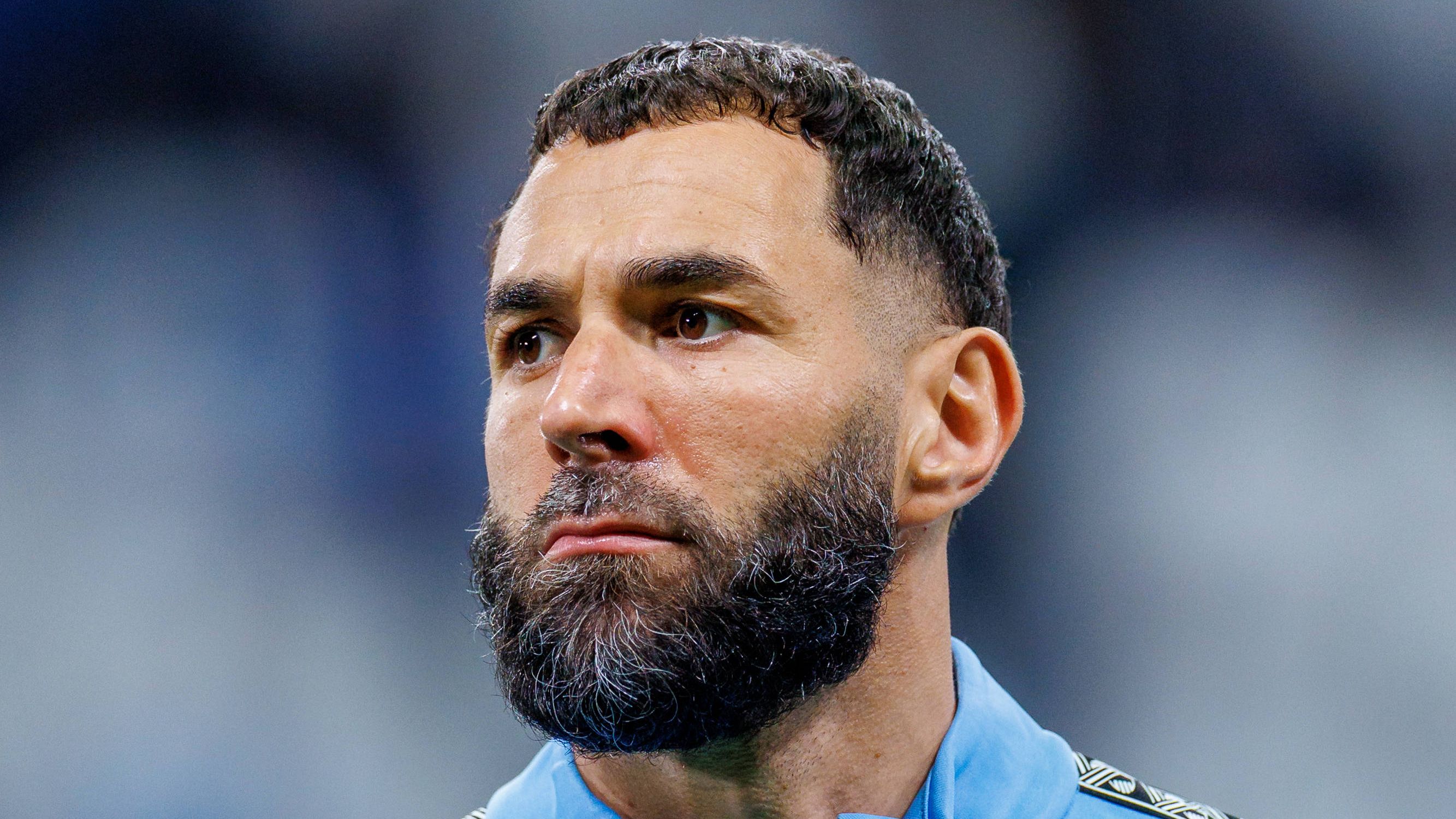 مفاجأة.. الهلال يطرد كريم بنزيما!