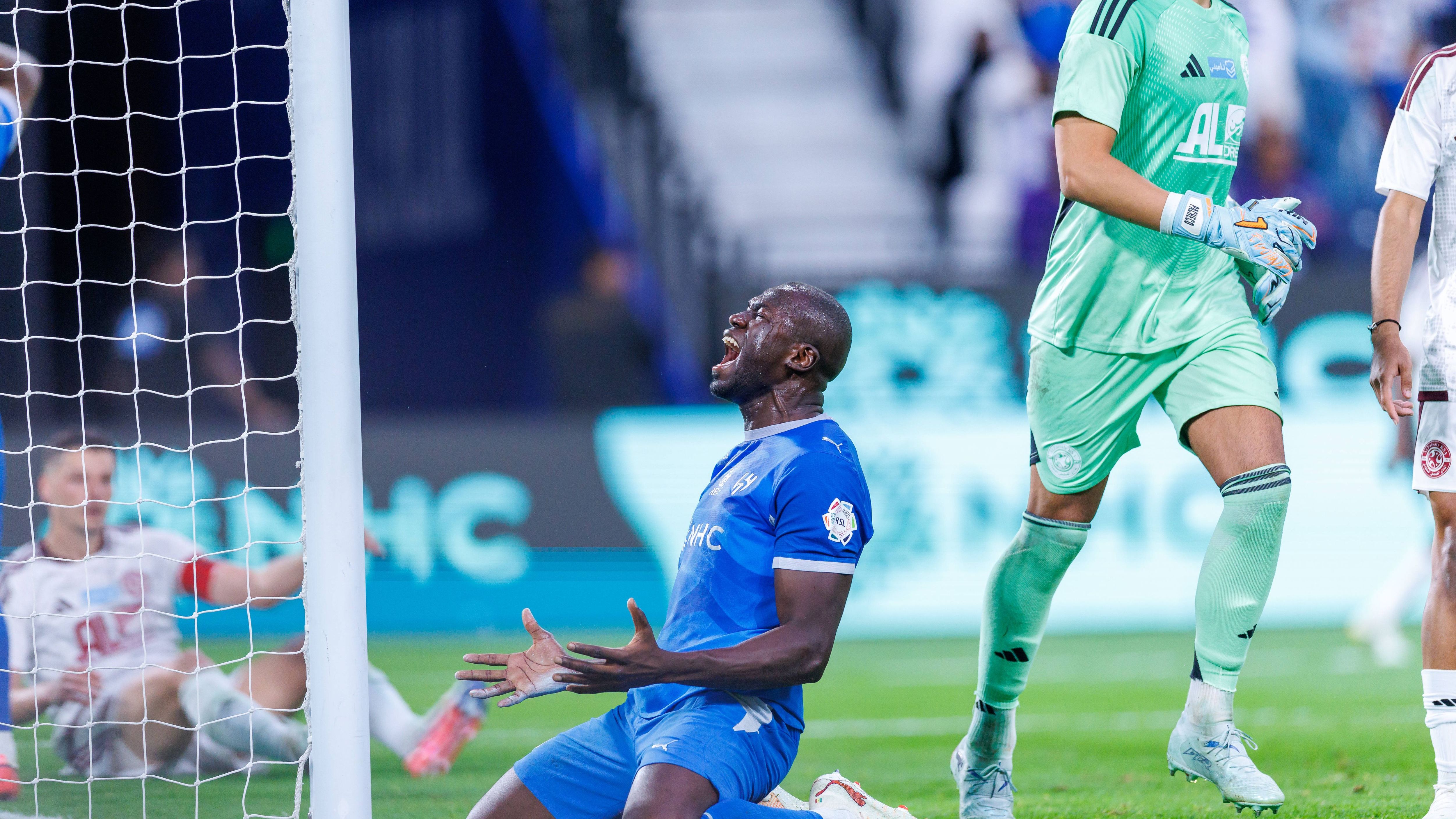 50 حالة إغماء ومغادرة.. الطقس يفسد خماسية الهلال أمام الخليج!