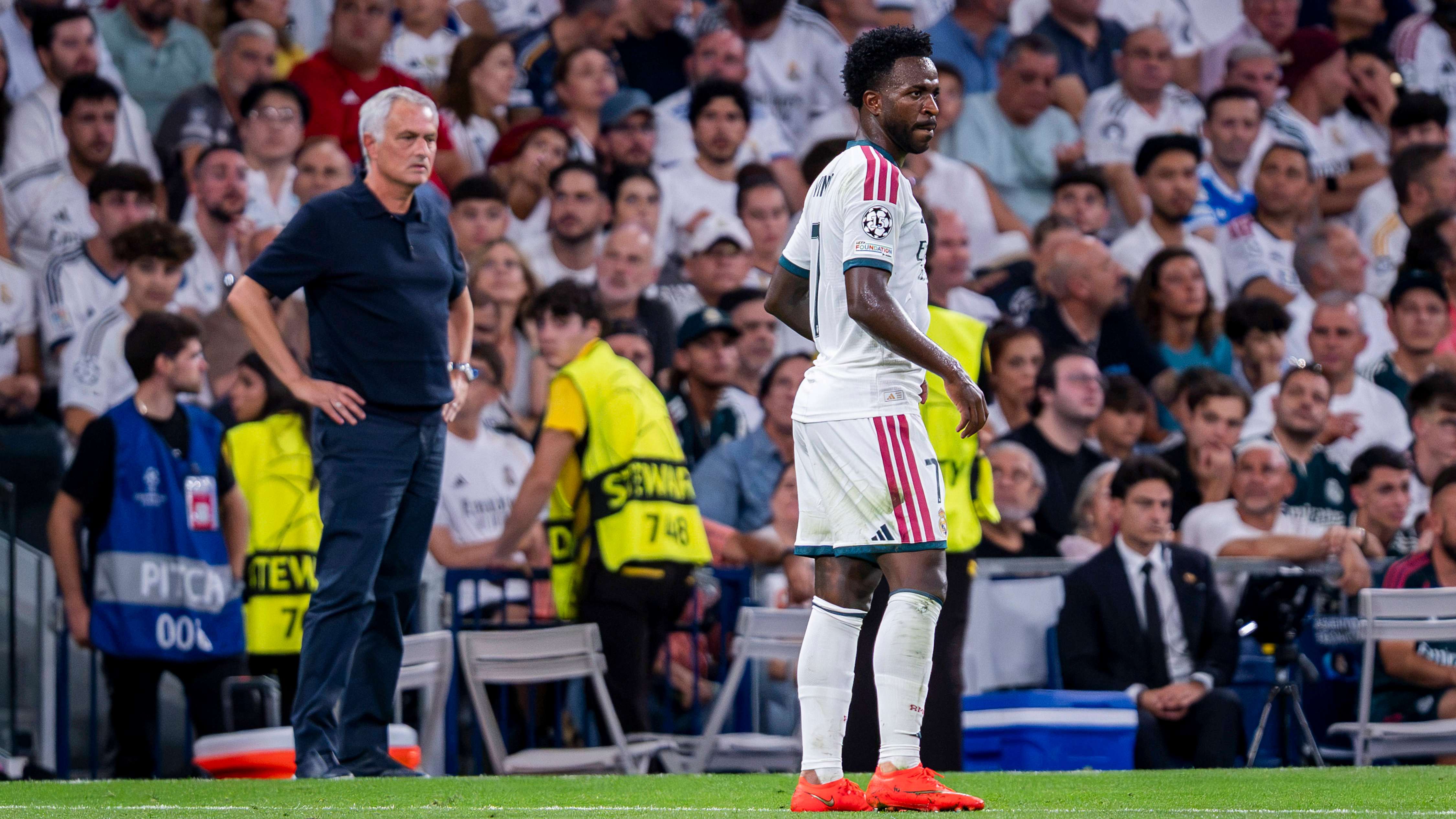 جوزيه مورينيوبعد صدمة الديربي.. مورينيو يتحرك لإنقاذ فينيسيوس وفك شفرة وسط ريال مدريدهل يعود البريق المفقود؟02:459 أكتوبر 2026