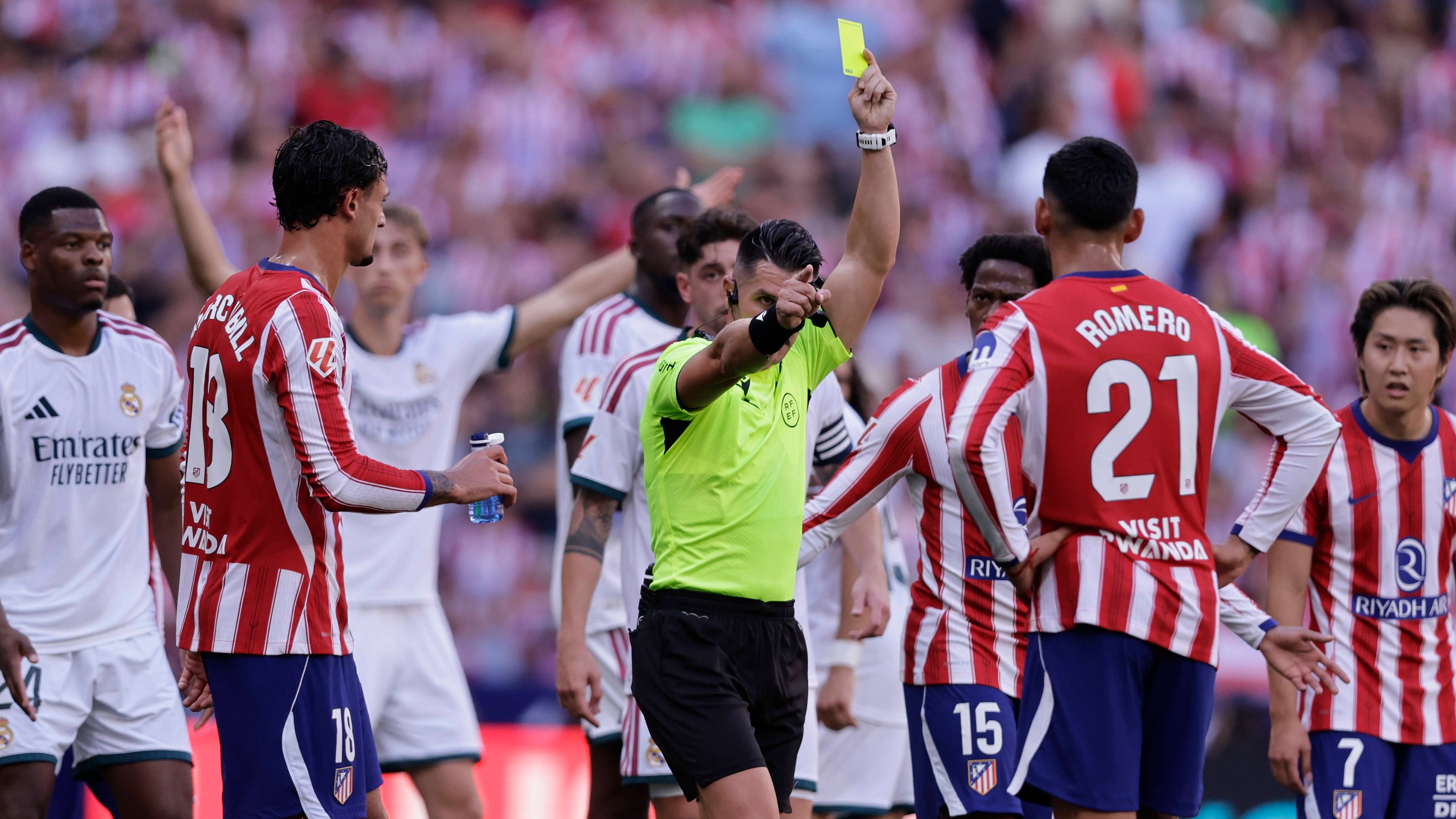 هل كانت عقوبة حكم ديربي مدريد عادلة أم قاسية؟ رأي الخبير في التحكيم