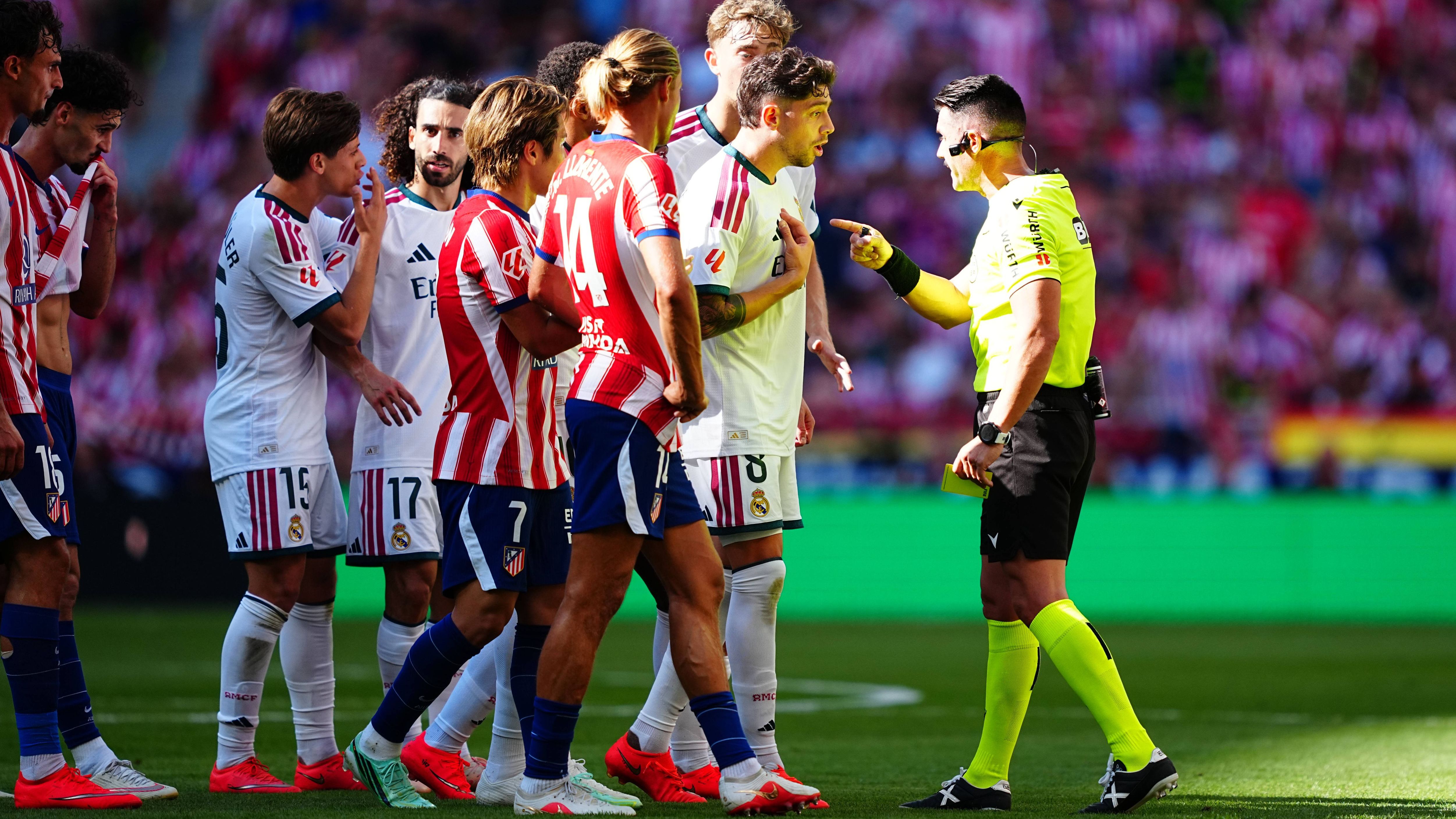 بالفيديو.. بعد قراراته المثيرة: حكم ديربي مدريد يثير الجدل بلقطة صادمة