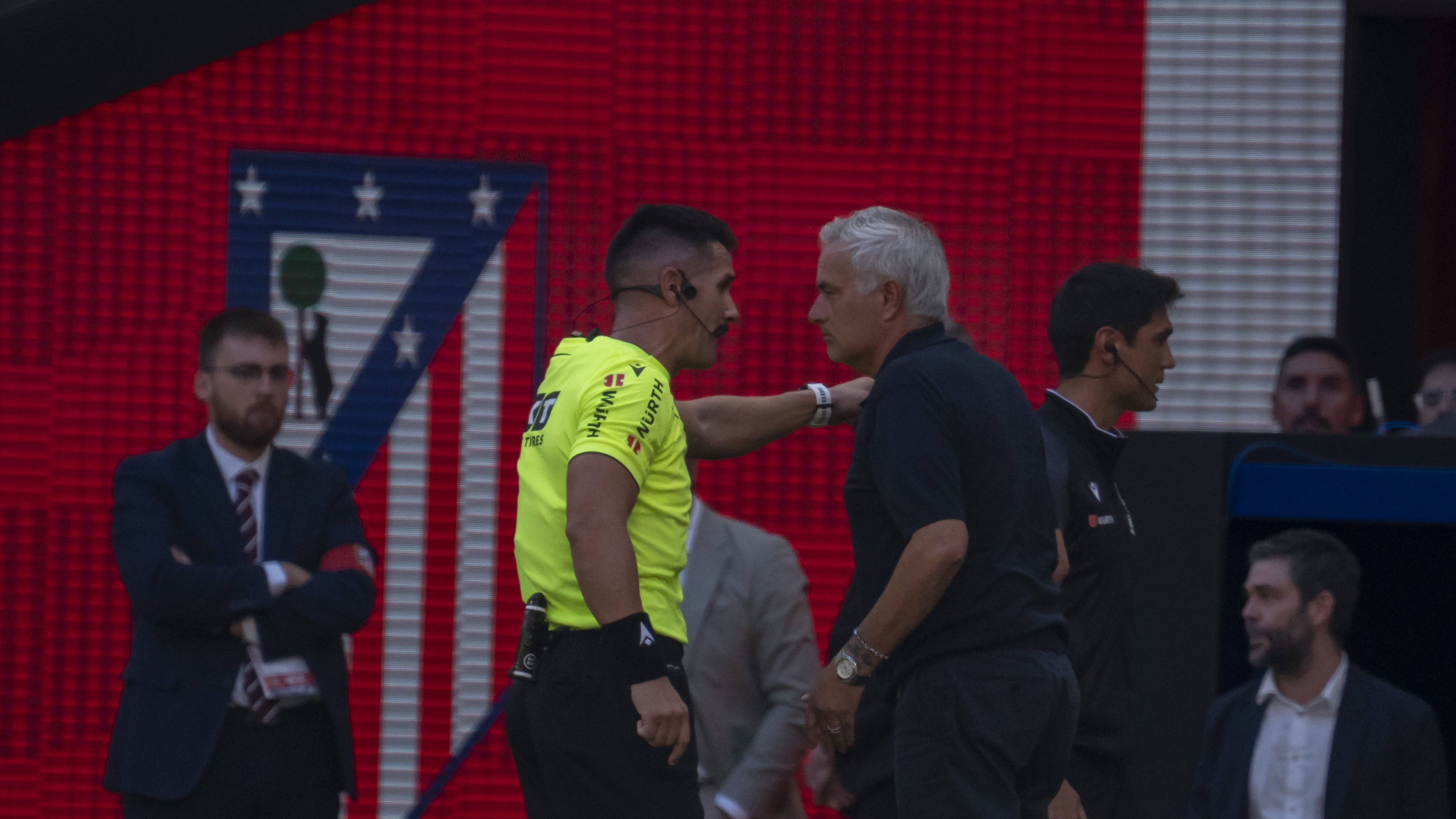 الصحف الكتالونية تجلد مورينيو: أطنان من الصخب.. قليل من الكرة