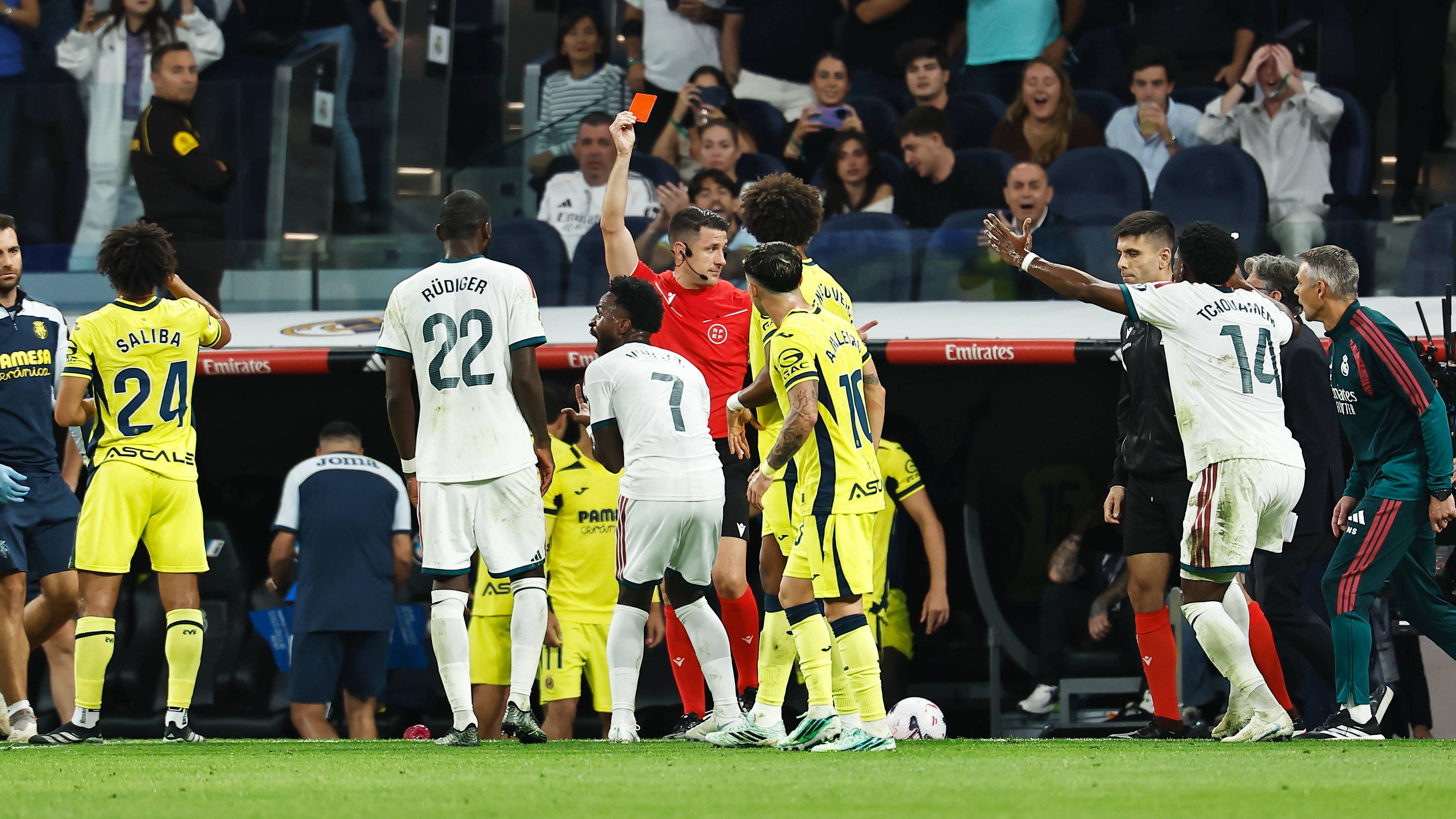 "عمل قبيح وقذر".. لاعب برشلونة السابق يفتح النار على فينيسيوس