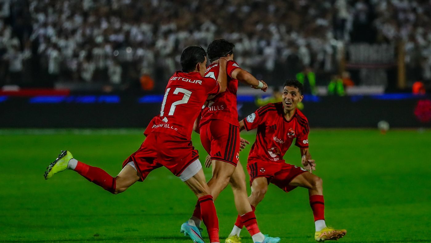 خبير تحكيمي يوضح.. كيف أثار حامل الراية ارتباكًا في لقطة هدف الأهلي؟