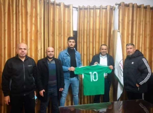 بلح يرفع قميص الصداقة