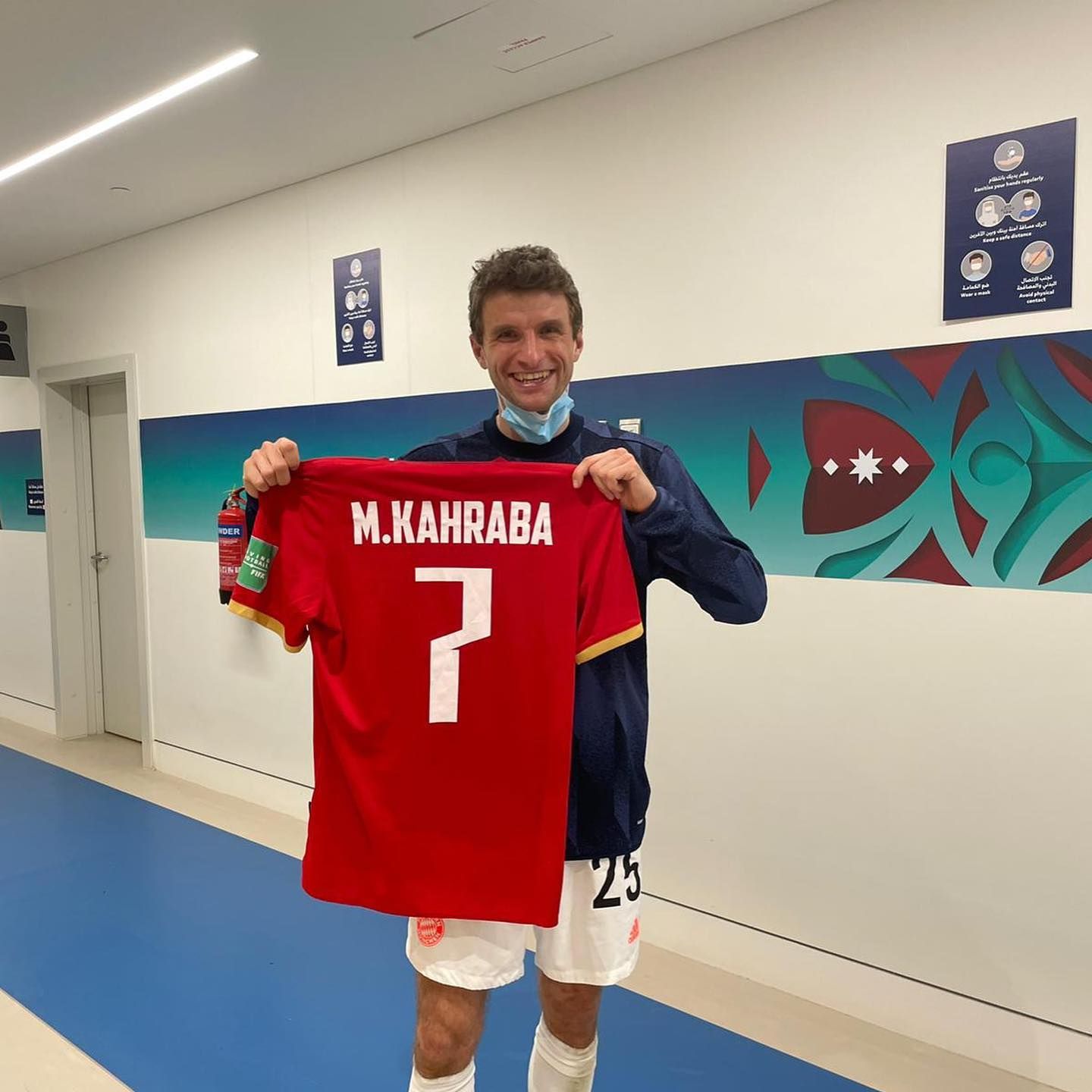 توماس مولر يرفع قميص كهربا