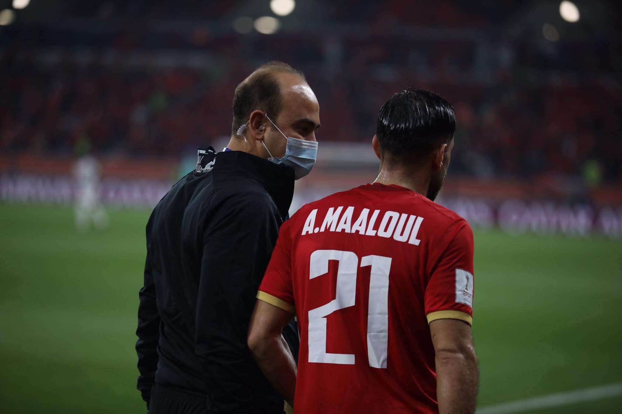 علي معلول مع طبيب الأهلي