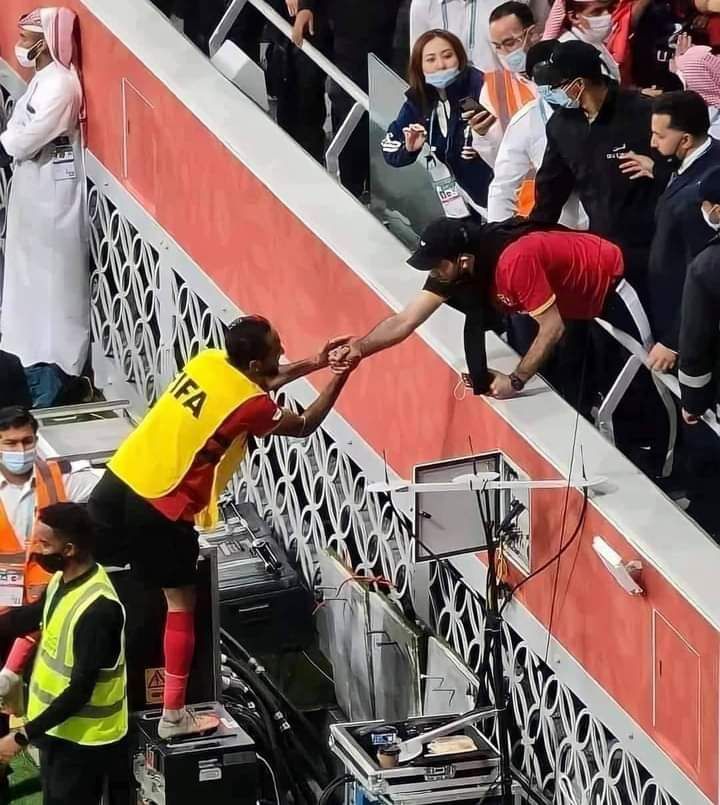 محمد أبو تريكة أثناء مصافحته كهربا