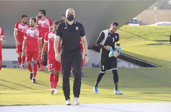 شفيع برفقة لاعبي النشامى