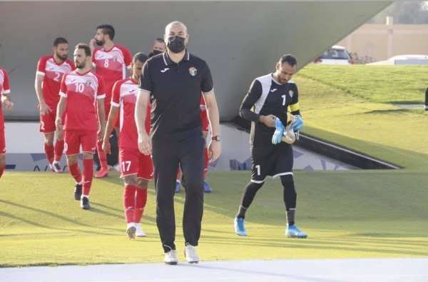 شفيع برفقة لاعبي النشامى