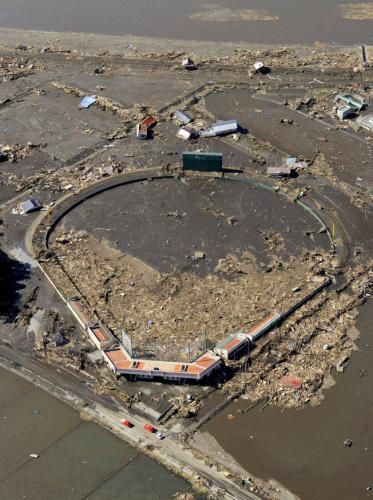 أحد ملاعب البيسبول اليابانية المتأثر بالزلزال 