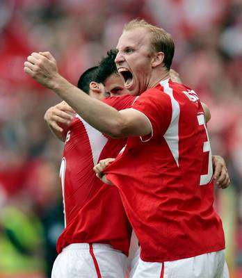 ترانكيللو بارنيتا (وسط) يحتفل بتسجيل الهدف الأول