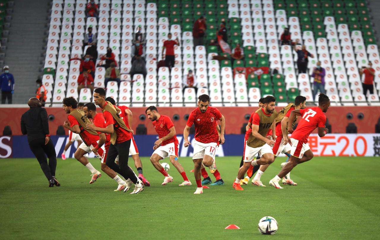 علي معلول في إحماء لاعبي الأهلي قبل لقاء بالميراس
