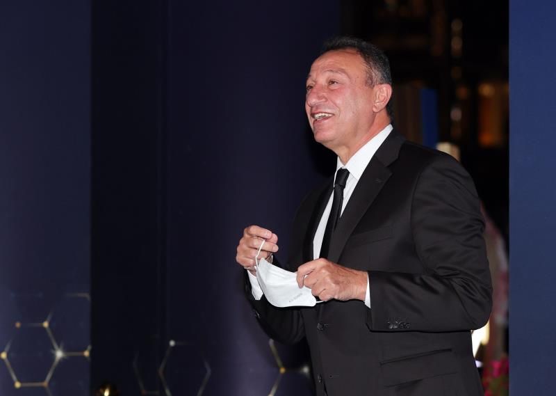 2020-12-27t155747z_1743985763_up1egcr18cbco_rtrmadp_3_soccer-emirates-globe-awards_reuters