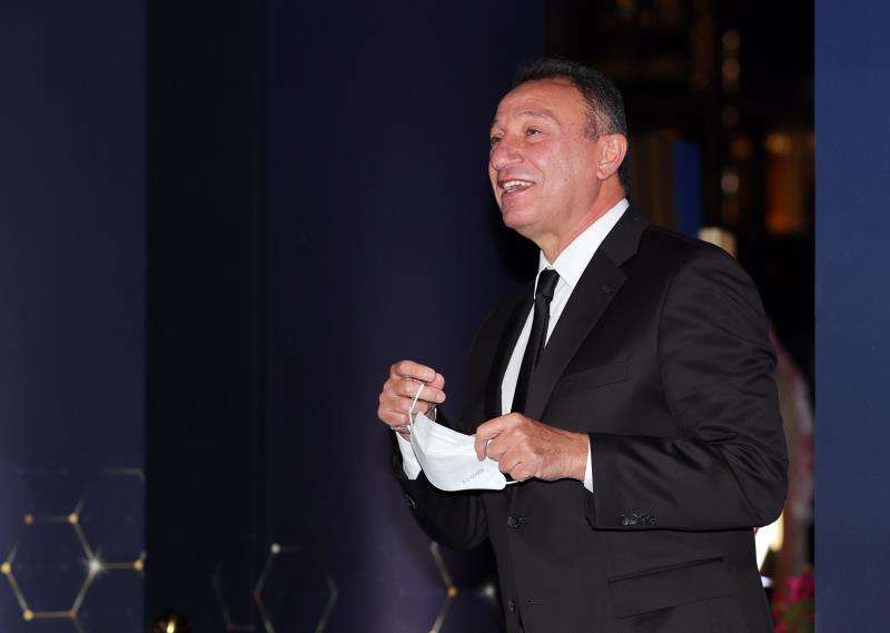 2020-12-27t155747z_1743985763_up1egcr18cbco_rtrmadp_3_soccer-emirates-globe-awards_reuters