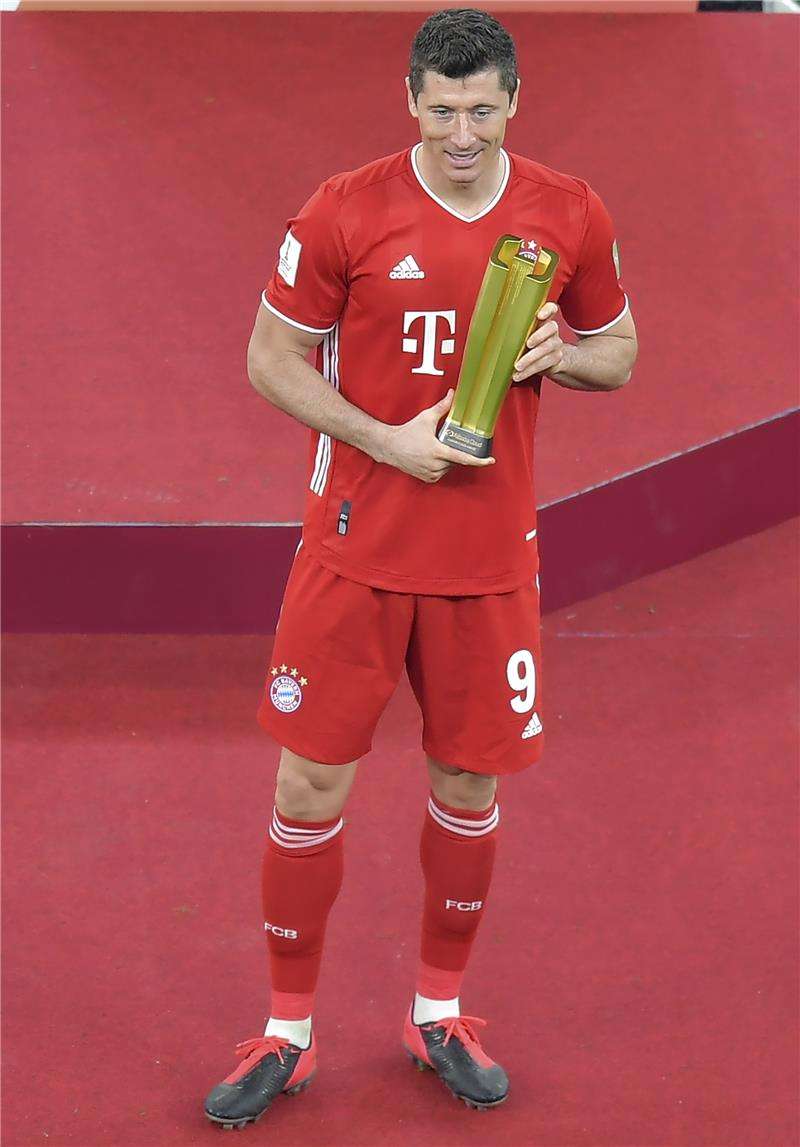 ليفاندوفسكي مع جائزته