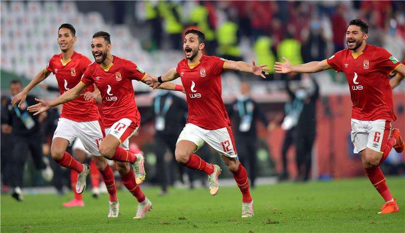 بانون مع لاعبي الأهلي 