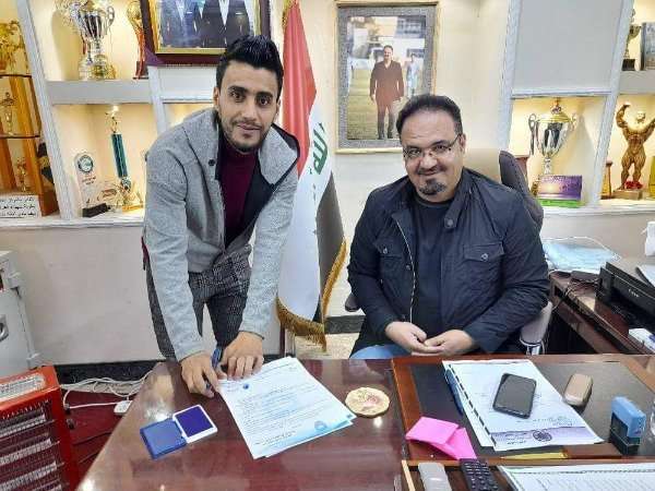 أثناء توقيع العقود