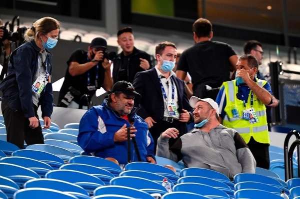 جانب من الحضور الجماهيري قبل الإخلاء