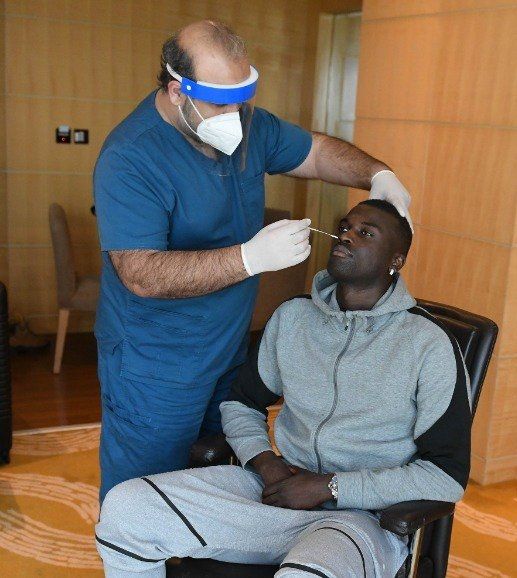 نيانج يجري المسحة