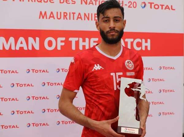 العبيدي يحمل جائزته