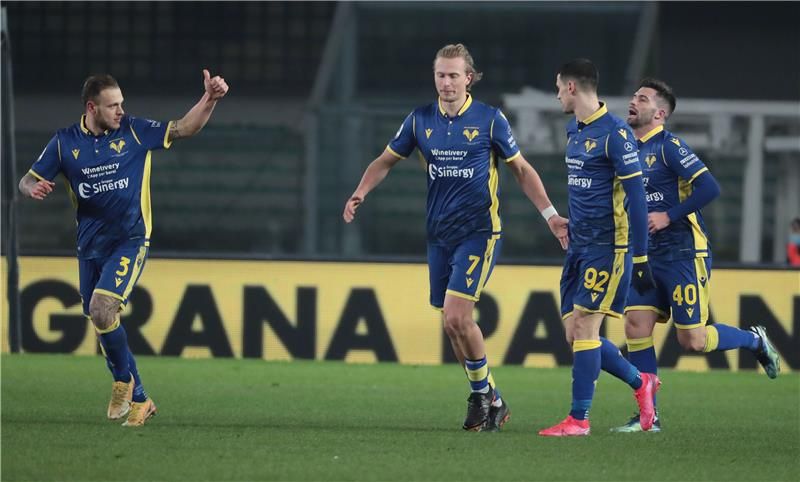 فرحة لاعبي فيرونا 